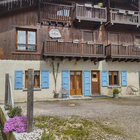 La Ferme D'henriette, A *